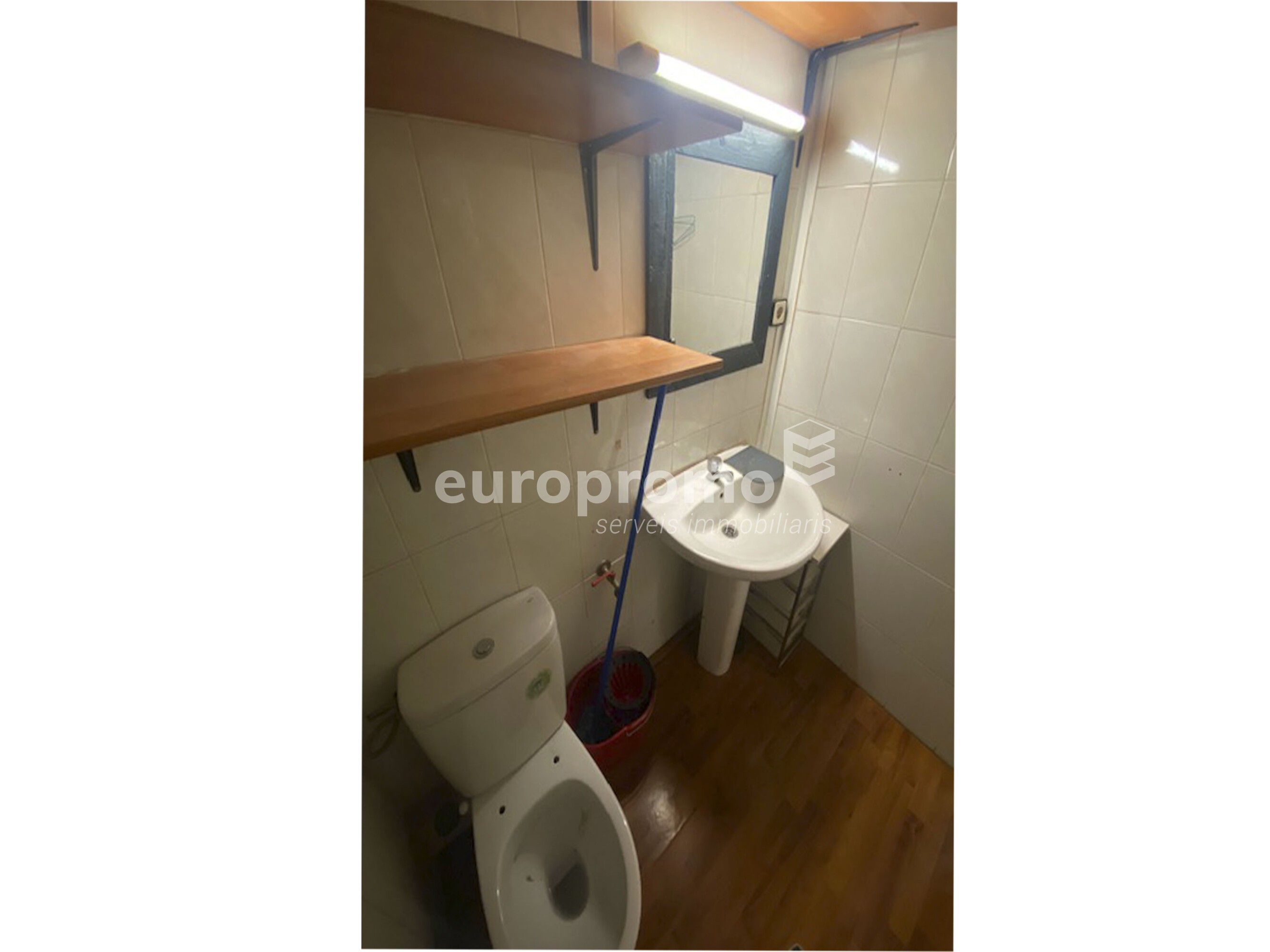 Local comercial de 60m2 situat en el  centre de Girona plaça Josep pla!